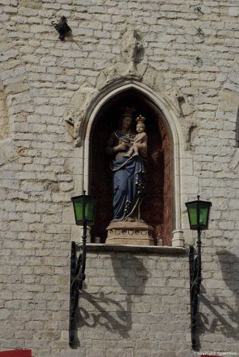Groot Vleeshuis GENT / BELGI In de nis boven de ingang is het beeld van Maria met de Inktpot, patrones der klerken.