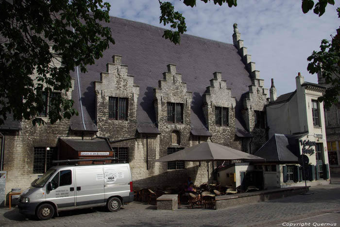 Groot Vleeshuis GENT foto Hier legden vroeger de platte schuiten van de vissers (en later de groenteboeren) aan nadat ze onder het Vleeshuis doorgevaren waren.