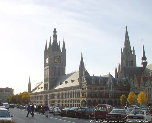 Hallen (lakenmakershal) en belfort IEPER / BELGI 