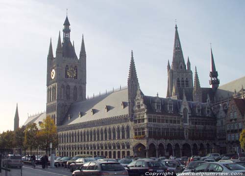 Halles aux draps et beffroi IEPER  YPRES / BELGIQUE 