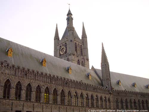 Hallen (lakenmakershal) en belfort IEPER foto 