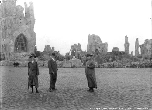 Halles aux draps et beffroi IEPER / YPRES photo 