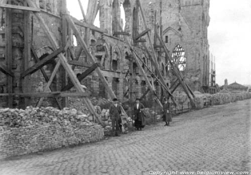 Hallen (lakenmakershal) en belfort IEPER / BELGI 