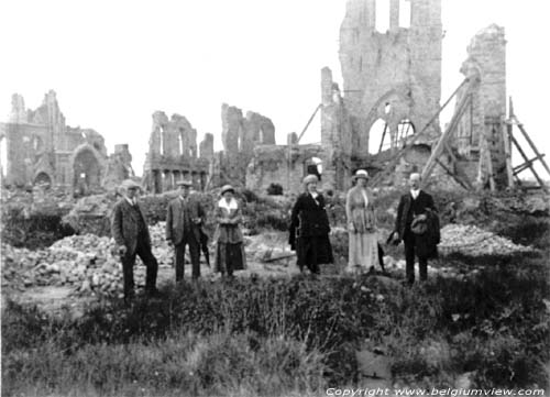 Hallen (lakenmakershal) en belfort IEPER foto 