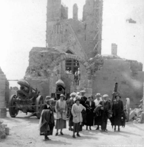 Hallen (lakenmakershal) en belfort IEPER foto De Hallen als toeristische trekpleister na de eerste wereldoorlog