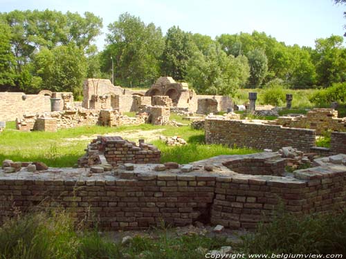 ter Duinenabdijruïne KOKSIJDE / BELGIË De opgegraven ruïnes van deze grootse Cisterciënzerabdij
