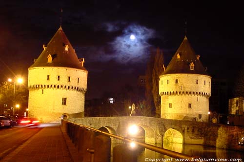 Pont et tours Broel KORTRIJK  COURTRAI / BELGIQUE 