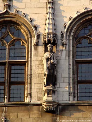 Stadhuis KORTRIJK foto 14 Graven van Vlaanderen, onder met hogels versierde baldakijnen sieren de voorgevel.