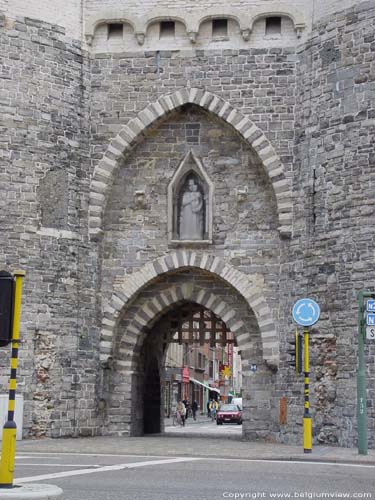 Brusselpoort MECHELEN foto De spitsbogen van de poort doen denken aan de Scheldegotiek.