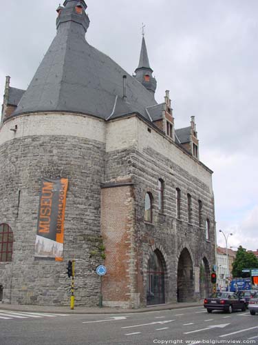 Brusselpoort MECHELEN / BELGI De poort werd verhoogd met lichtere Balegemse steen.