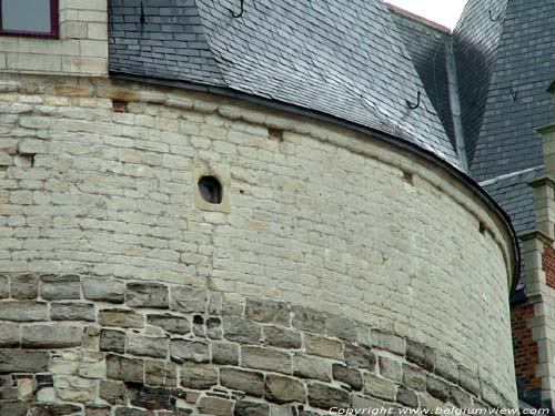 Brusselpoort MECHELEN / BELGI Rond 1400 werd de toren verhoogd met Balegemse steen