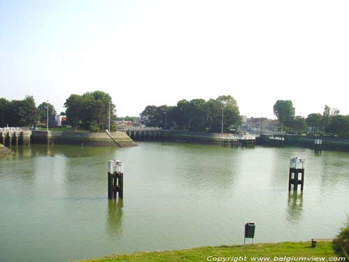 Nieuwpoort sluizen Kanaal van Brugge NIEUWPOORT foto 