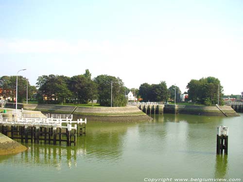 Ecluse de Nieuport - canal vers Bruges NIEUWPOORT  NIEUPORT / BELGIQUE 