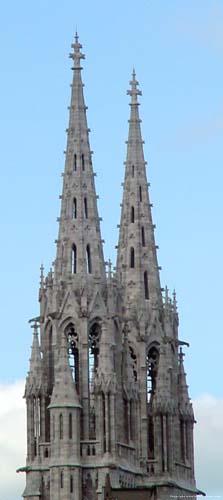 Sint-Petrus-en-Pauluskerk OOSTENDE foto Beide ranke torenspitsen vanop het vroegere stationsplein