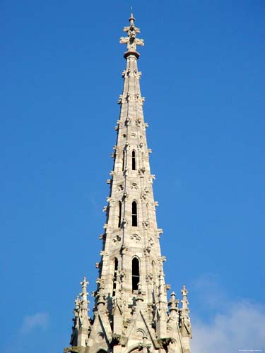 Sint-Petrus-en-Pauluskerk OOSTENDE / BELGI De spitse torens zijn bekroond met een kruisbloem, en ribben ervan zijn bezet met hogels.