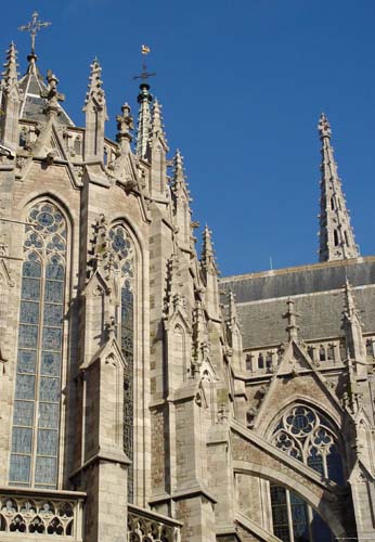 Sint-Petrus-en-Pauluskerk OOSTENDE / BELGI Nabij de viering worden de steunberen door extra luchtbogen ondersteund