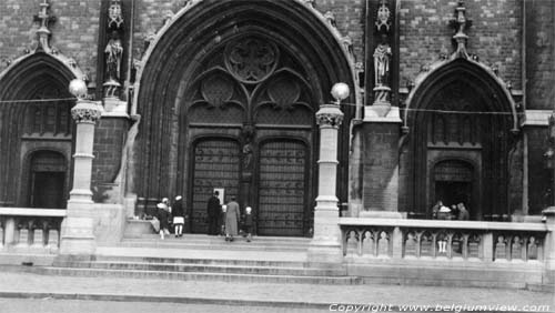 Sint-Petrus-en-Pauluskerk OOSTENDE foto Voor deze foto van het portaal uit 1938 danken we Pim Vermeulen.