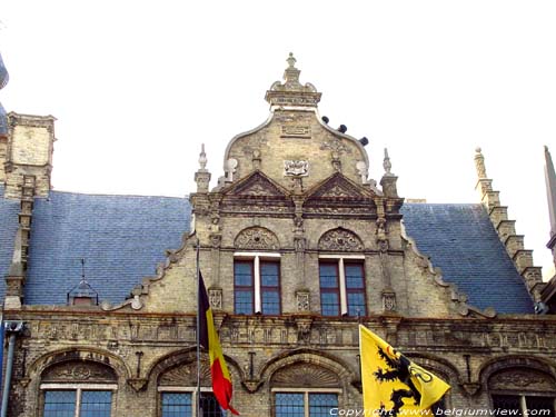 Stadhuis VEURNE foto Voorgevel. Merk de bogen op die aarzelen tussen korf- en Tudorboog.