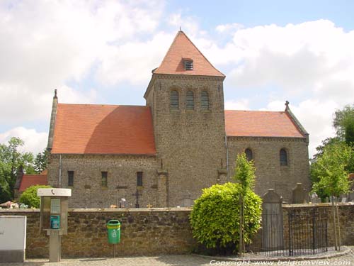 Sint-Gerykerk (te Aubechies) BELOEIL / BELGI Overzicht. Je ziet goed dat de boog onder te vieringtoren, waar het schip moest op aansluiten, gewoon dichtgemetst werd.