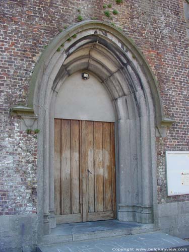 Sint-Martinuskerk TRAZEGNIES in COURCELLES / BELGI 