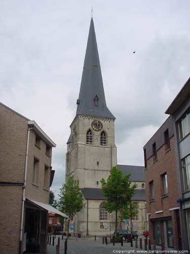 Sint-Christoffelkerk LONDERZEEL foto  Zicht op de zware, 13e eeuwse toren met de naaldspits uit 1898 ontworpen door Stuyck.