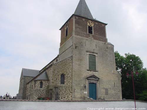 Sint-Hilariuskerk BIERBEEK / BELGI De in oorprong romaanse westertoren werd achteraf aangepast.