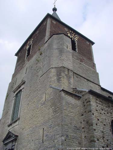 Sint-Hilariuskerk BIERBEEK foto De in oorprong romaanse westertoren werd achteraf aangepast.