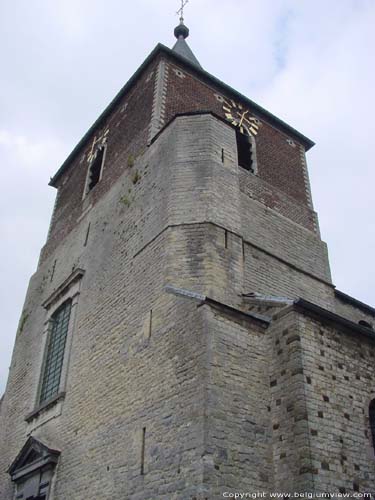 Sint-Hilariuskerk BIERBEEK foto De in oorprong romaanse westertoren werd achteraf aangepast.