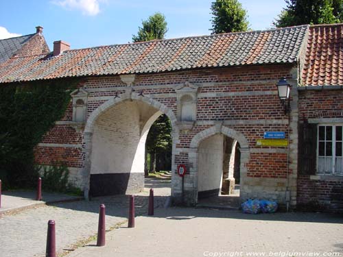 Abdij van Vlierbeek en Onze-Lieve-Vrouw Vlierbeek KESSEL-LO in LEUVEN / BELGI De Westpoort dateert uit de 16e eeuw.