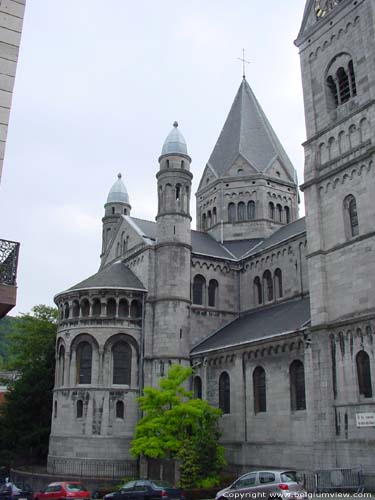 Onze-Lieve-Vrouwe en Sint-Remacluskerk SPA / BELGI Zijaanzicht met links het absis van de de noordelijke zijbeuk afgewerkt met een grote en kleine arcade.  Tevens zichtbaar is de vieringtoren die door kleine torentjes geflankeerd wordt.