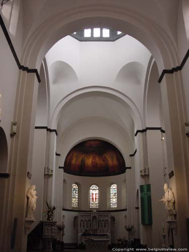 Onze-Lieve-Vrouwe en Sint-Remacluskerk SPA / BELGI Middenschip