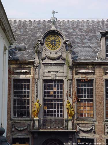 Hofkamer ANTWERPEN 1 (centrum) in ANTWERPEN / BELGI De beelden op het balkon verwijzen naar het Antwerpse wapenschild (wildeman en wildevrouw).  In de houten ramen werd paars Venitiaans glas aangebracht.