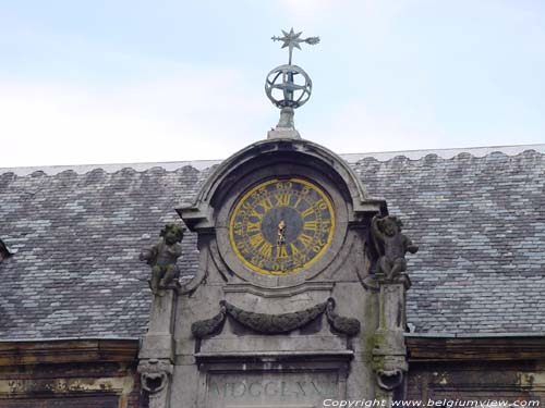 Hofkamer ANTWERPEN 1 (centrum) in ANTWERPEN / BELGI Het uurwerk is gedateerd 14-9-1772.  De halsgevel werd bekroond met een armilaarsfeer.