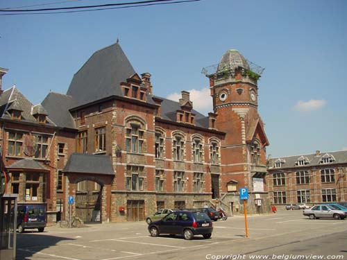 Vroegere gemeentehuis TRAZEGNIES in COURCELLES / BELGI 