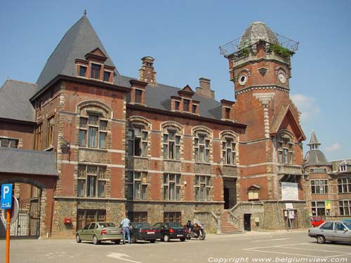 Vroegere gemeentehuis TRAZEGNIES in COURCELLES / BELGI 