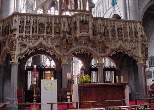 Sint-Maternusbasiliek WALCOURT / BELGI Het doksaal dat naar Karel V genoemd is, werd uitgevoerd in witte steen in 1531 en is buitengewoon rijkelijk gedecoreerd.