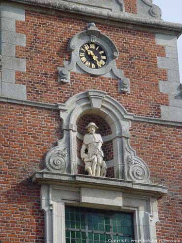 Sint-Rochuskerk (te Sombeke) WAASMUNSTER foto Beeldnis en uurwerk obven de ingang, versierd door voluten.