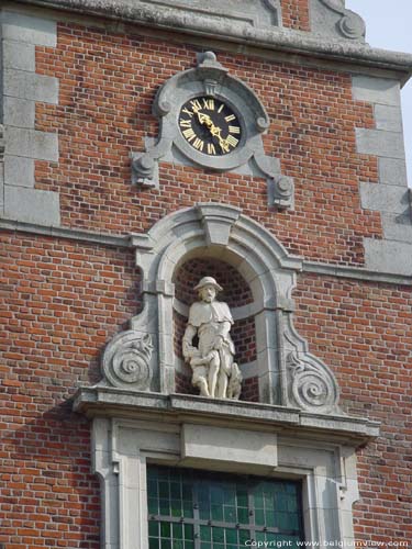 Sint-Rochuskerk (te Sombeke) WAASMUNSTER / BELGI Beeldnis en uurwerk obven de ingang, versierd door voluten.