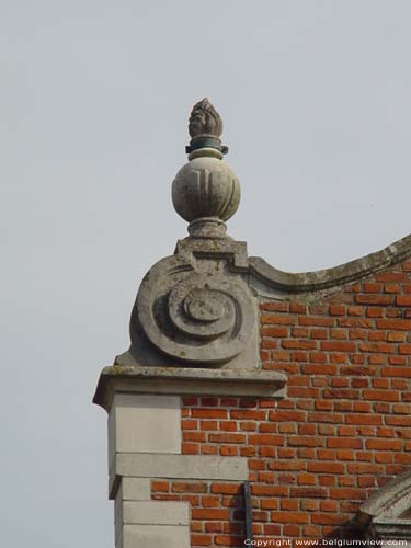 Sint-Rochuskerk (te Sombeke) WAASMUNSTER foto Vlamvaas boven een voluut op het vleugelstuk van de gevel.