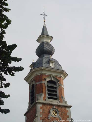 Sint-Rochuskerk (te Sombeke) WAASMUNSTER foto Merkwaardige, geknobbelde torenspits 