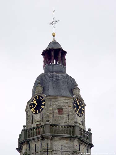 Onze-Lieve-Vrouwekerk van Rupelmonde KRUIBEKE / BELGIË De bouw vatte aan in 1661 met P.P. Merckx bij de toren, nadat de vorige toren tijdens een onweer op 10 augustus 1603 was beschadigd. Aan de voet van de tweede torenverdieping van de vieringtoren loopt een ommegang met een stenen balustrade. Het koepeldak 