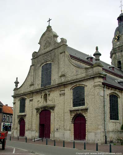 Onze-Lieve-Vrouwekerk van Rupelmonde KRUIBEKE / BELGI De voorgevel, met het gebogen fronton, draagt o.a. het wapenschild van Maximiliaan van der Noot, die bisschop van Gent was tussen 1742 en 1770. 