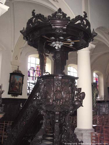 Onze-Lieve-Vrouwekerk van Rupelmonde KRUIBEKE / BELGI Merkwaardige rococo preekstoel uit het midden van de 18e eeuw, met mediallons en beelden.