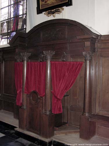 Onze-Lieve-Vrouwekerk van Rupelmonde KRUIBEKE / BELGI 18e eeuwse biechtstoelen.