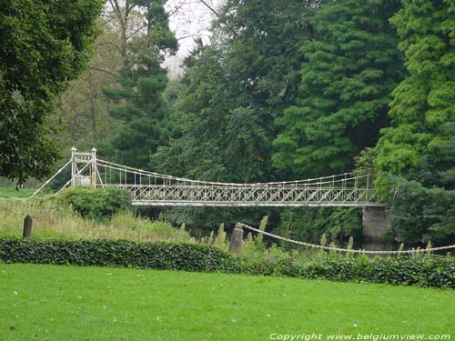 Hanging bridge next to Wisselkerke castle KRUIBEKE picture 