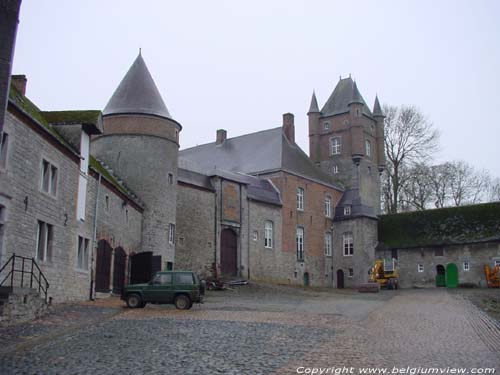 Kasteel van Berzee Berze in WALCOURT / BELGI 