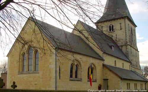 Sint-Amanduskerk van Wezeren WALSHOUTEM / LANDEN foto Omdat bij de restauratie in 1925 nog een grote boog zichtbaar was achteraan in het koorgedeelte, ging men er van uit dat die drie spitsboogramen zou bevat hebben en werd er als dusdanig gerestaureerd.  Ook de twee zijbeuken werden toen terug geplaatst.