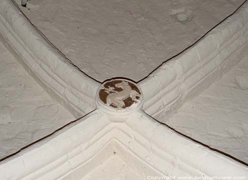 Sint-Amanduskerk van Wezeren WALSHOUTEM in LANDEN / BELGI Het mooie kruisribgewelf van het gelijkvloers draagt een gewelfsleutel met daarop het Lam Gods.