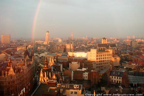 Zicht op Antwerpen vanuit de Antwerp Tower ANTWERPEN 1 (centrum) / ANTWERPEN foto Getrokken op een regenachtige morgen met een regenboog op de achtergrond (Foto Stéphane Wauters).