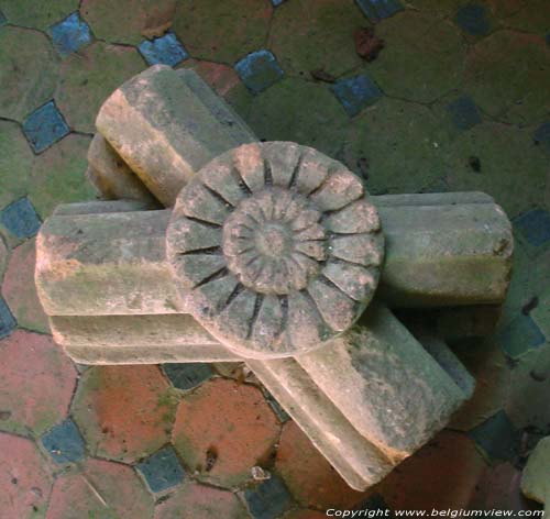 Rune en museum oude Abdij van Orval VILLERS-DEVANT-ORVAL in FLORENVILLE / BELGI Gewelfsleutel met geometrische bladmotief.